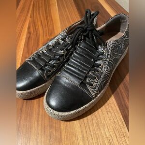 L'artiste Black and White Floral Women's Sneakers